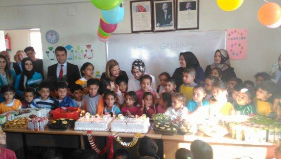 Mardin Valisi ve Mardin Büyükşehir Belediye Başkan Vekili Sayın Mustafa YAMAN´ın eşi Gülseren YAMAN, ilçemiz Ovaköy ve Zeytinli okullarını ziyaret ettiler.