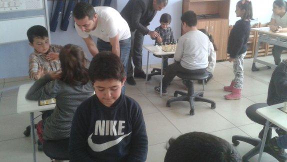 Sakarya İlkokulu öğrencileri satranç öğreniyor.