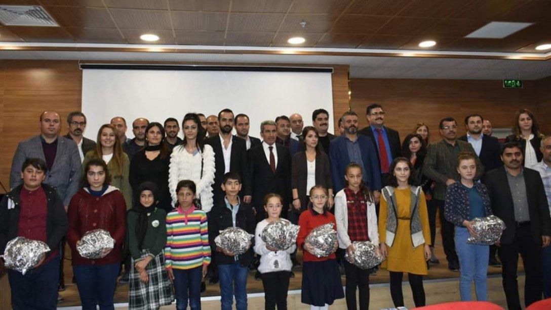 İlçemiz Atatürk Ortaokulundan Akılcı İlaç Kullanımı konulu resim yarışmasında İlde 6. olan öğrencimizi ve Görsel Sanatlar Öğretmenimizi tebrik ediyoruz...