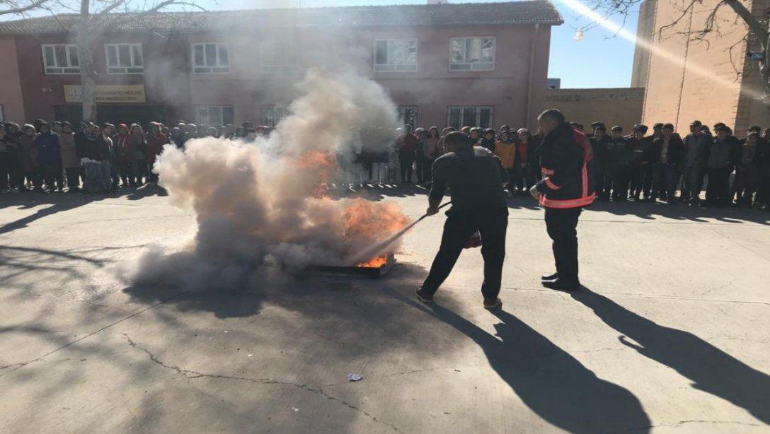 İlçemiz Cumhuriyet MTAL ve Mehmet Emin Demir Anadolu Lisesinde Yangın Tatbikatı Yapıldı