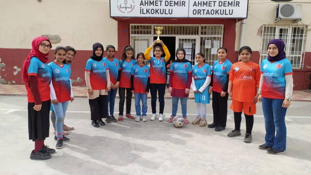 Mardin geneli okullar arası futbol yarışmalarında Kızlar Kategorisinde İlçemiz Ahmet Demir İlk-Ortaokulu İl 3.sü olmuştur. Emeği geçen herkesi kutlarız.