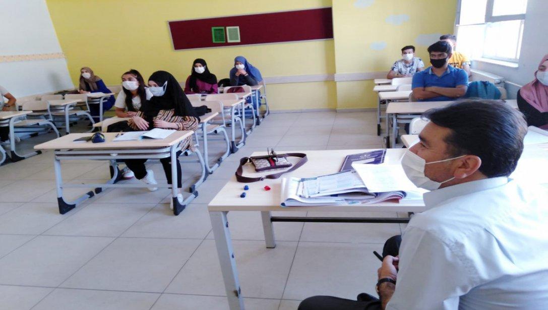 İlçe Milli Eğitim Müdürümüz Sayın Hacı Yusuf AVLANMAZ ilçemiz Yeşilli Anadolu İmam Hatip Lisesinde hafta sonu devam eden DYK kurslarını denetledi.