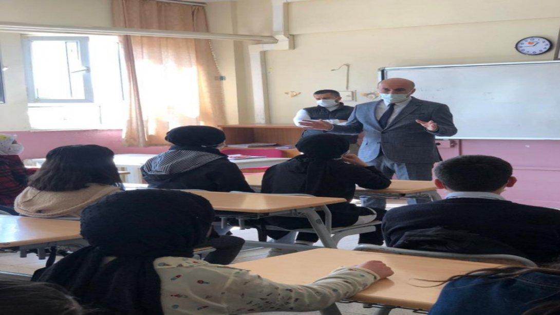 İl Milli Eğitim Müdürümüz Sayın Mehmet POLAT İlçemiz Yatılı Bölge Ortaokulunu ziyaret ederek 8.Sınıf DYK öğrencileri ile hasbihal ettiler..