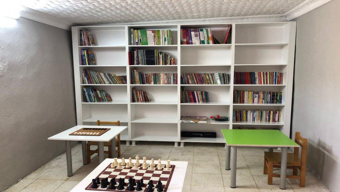 İlçemiz Ovaköy ilkokulu  müdür yetkilisi ve öğretmenlerine kendi çabaları ile okula kazandırdıkları kütüphane için müdürlüğümüz adına tşk ederiz.