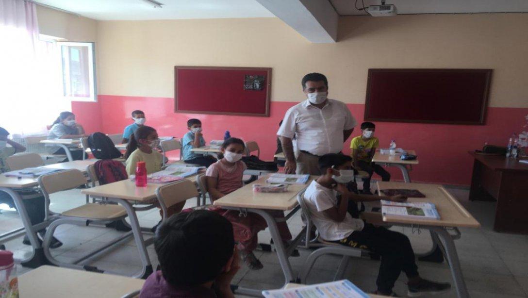 İlçe Milli Eğitim Müdürümüz Sn. Hacı Yusuf AVLANMAZ ilçemiz 19 Mayıs İlk-ortaokulunu ziyaret ederek öğretmen ve öğrencilerle bir araya geldi.