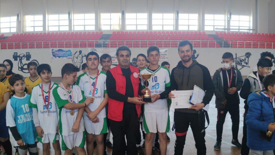 İlçemiz Yatılı Bölge Ortaokulu Hentbol takımı #Mardin İl Şampiyonu olarak Bitlis'te düzenlenecek olan bölge finallerine katılma hakkı kazandı. Öğrencilerimizi ve emeği geçenleri tebrik ederiz.
