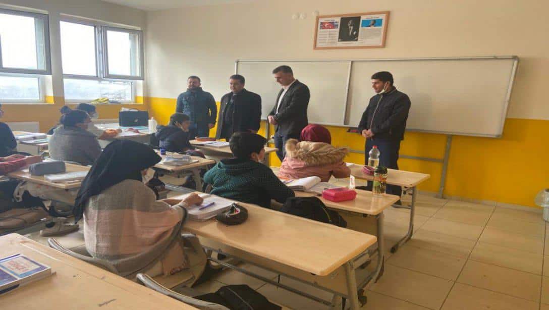 İlçe Milli Eğitim Müdürümüz Sn. Hacı Yusuf AVLANMAZ ve Şube Müdürlerimiz ilçemiz Namık Kemal İlk-Ortaokulunu ziyaret ederek öğretmen ve öğrencilerle bir araya geldi.