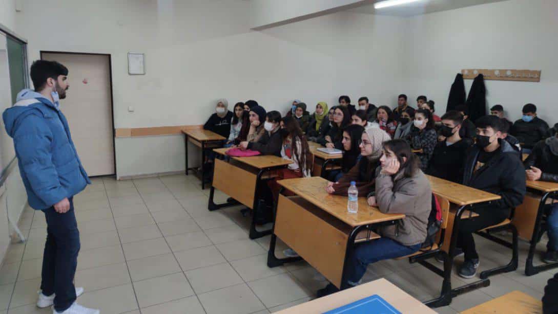 İlçemiz Mehmet Emin Demir Anadolu Lisesi Meslek Tanıtımı İle İlgili Öğrencilerine Seminer Düzenledi.