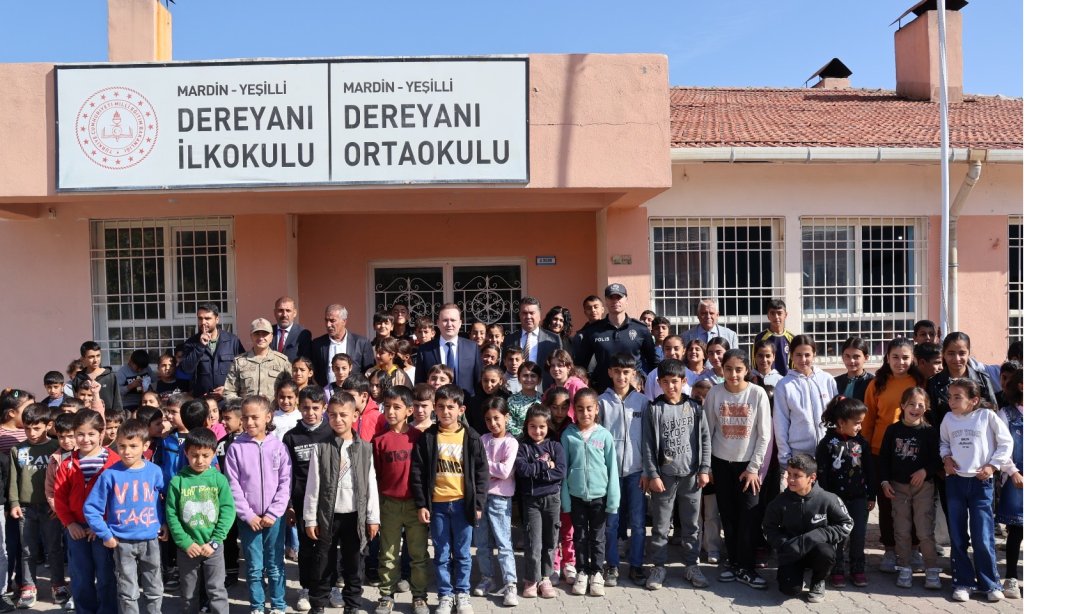 İlçe Kaymakamımız Sn. Mehmet Sadık Kılıç ve İlçe Milli Eğitim Müdürümüz Sn. Hacı Yusuf Avlanmaz, Dereyanı İlk/Ortaokulu'nu  ziyaret  etti